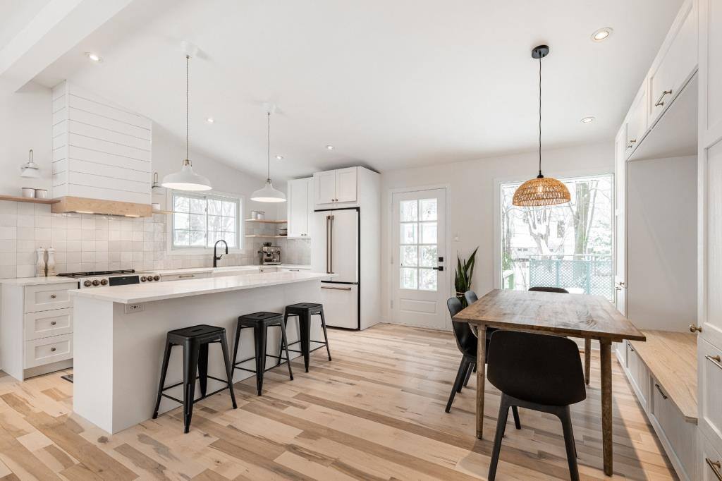 Une maison de plain-pied rénovée à 749 000$