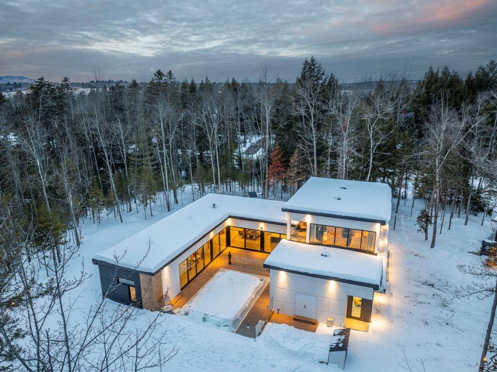 Une maison en bord de rivière à vendre pour 1.8M$