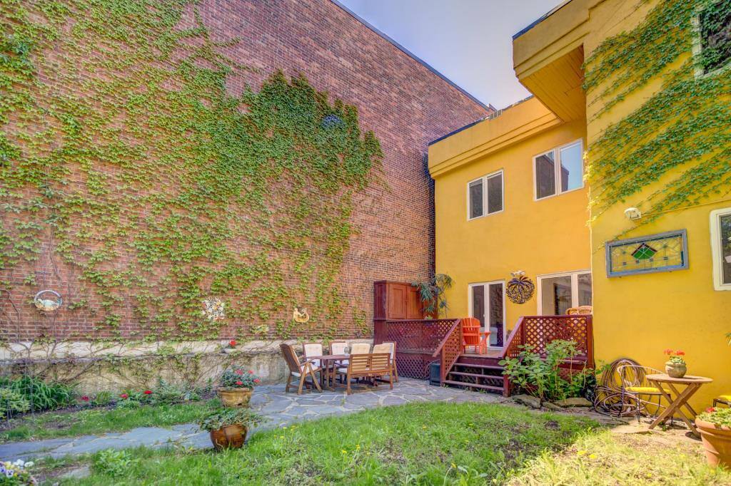 Une maison avec une cour arrière digne de l’Italie, à vendre dans