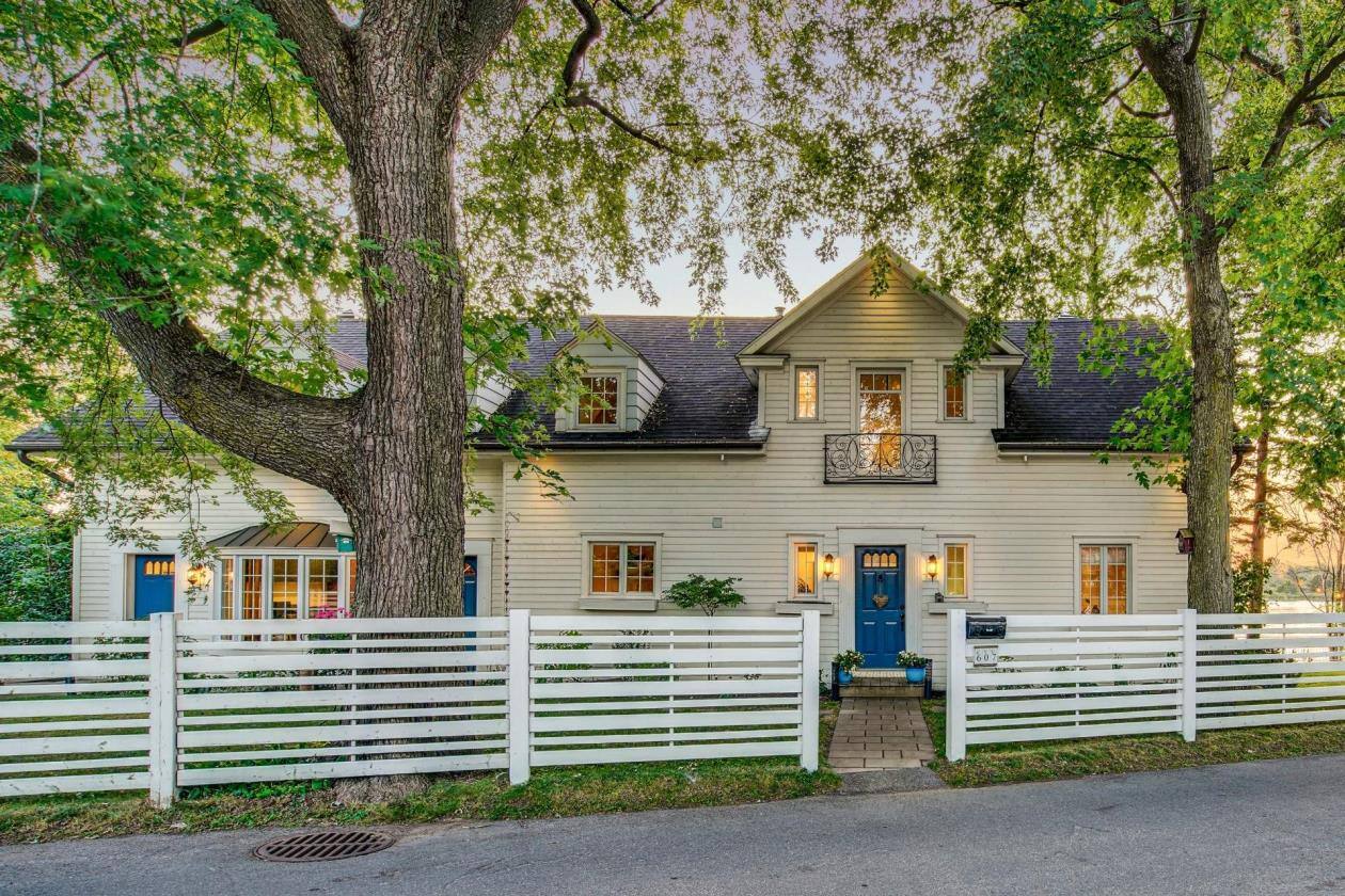 Une maison au bord de l’eau avec vue époustouflante sur le fleuve à