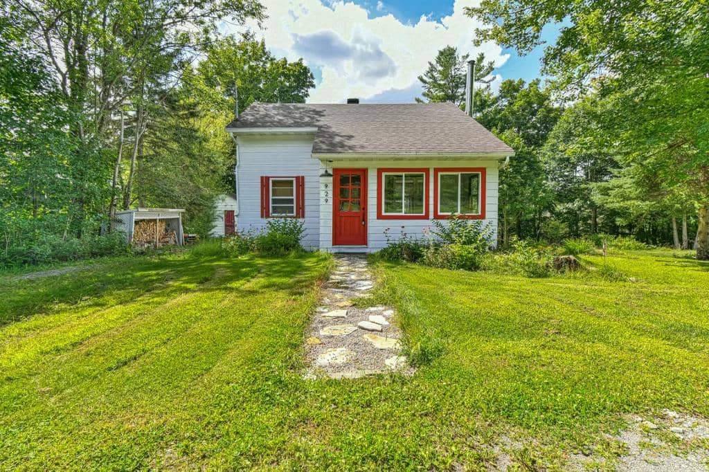 Une très « cute » maison en forêt à 329 000$