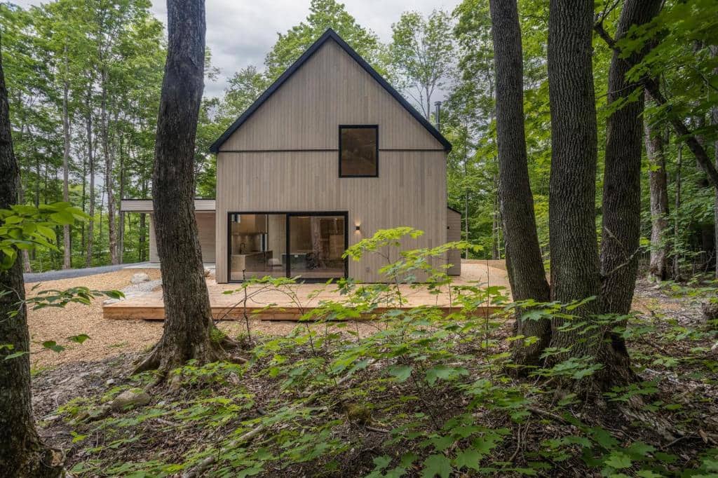 Une maison scandinave en nature à 1,3M$