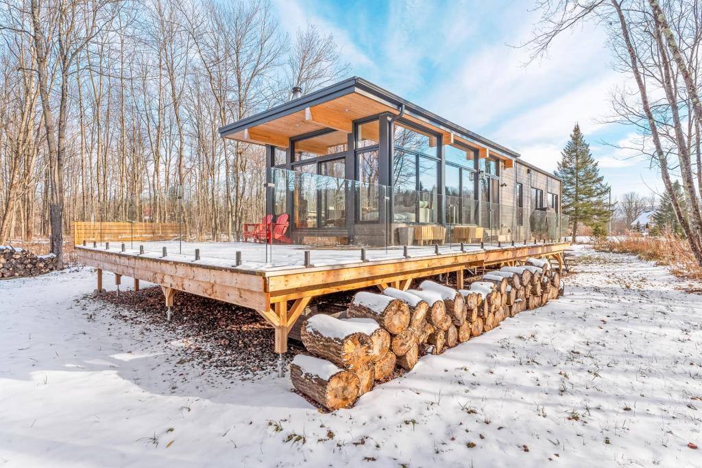 Une maison moderne en nature pour 699 000$