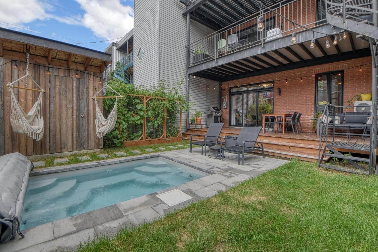 Un condo avec un spa creusé pour 524 000$ 