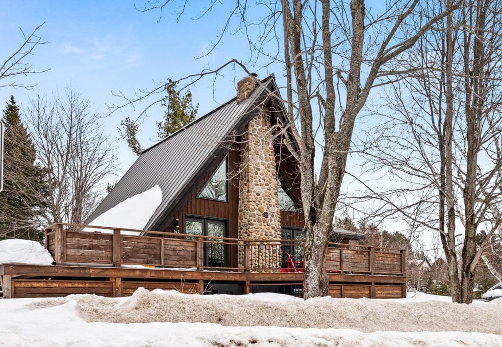 Une maison AFrame à l’intérieur surprenant, à vendre à SaintFerréollesNeiges pour 574 000