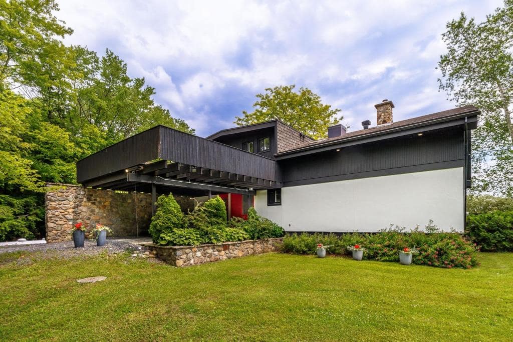 Une maison WOW des années 60 à vendre pour 1.3M