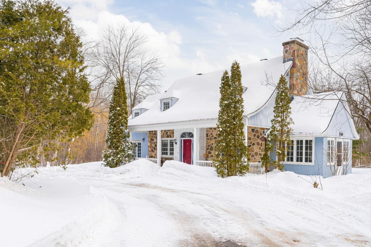 Une maison de campagne avec cachet à 799 000$ 