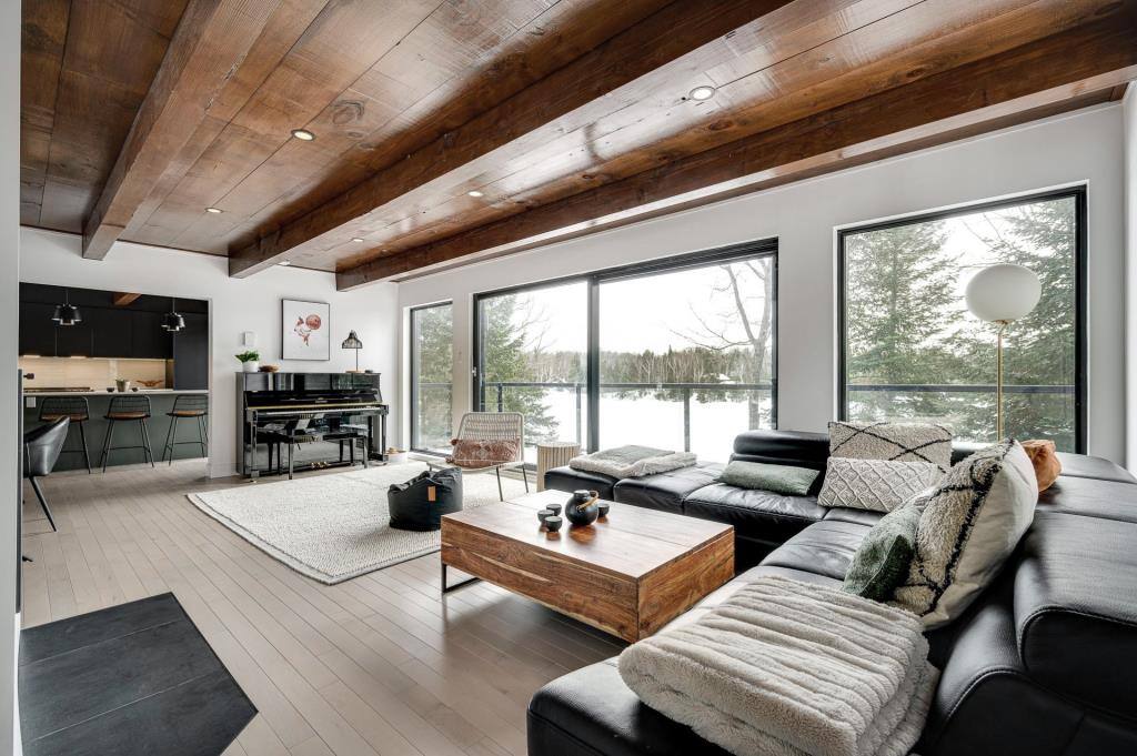 Une merveilleuse maison d'architecte au bord d’un lac à MorinHeights à