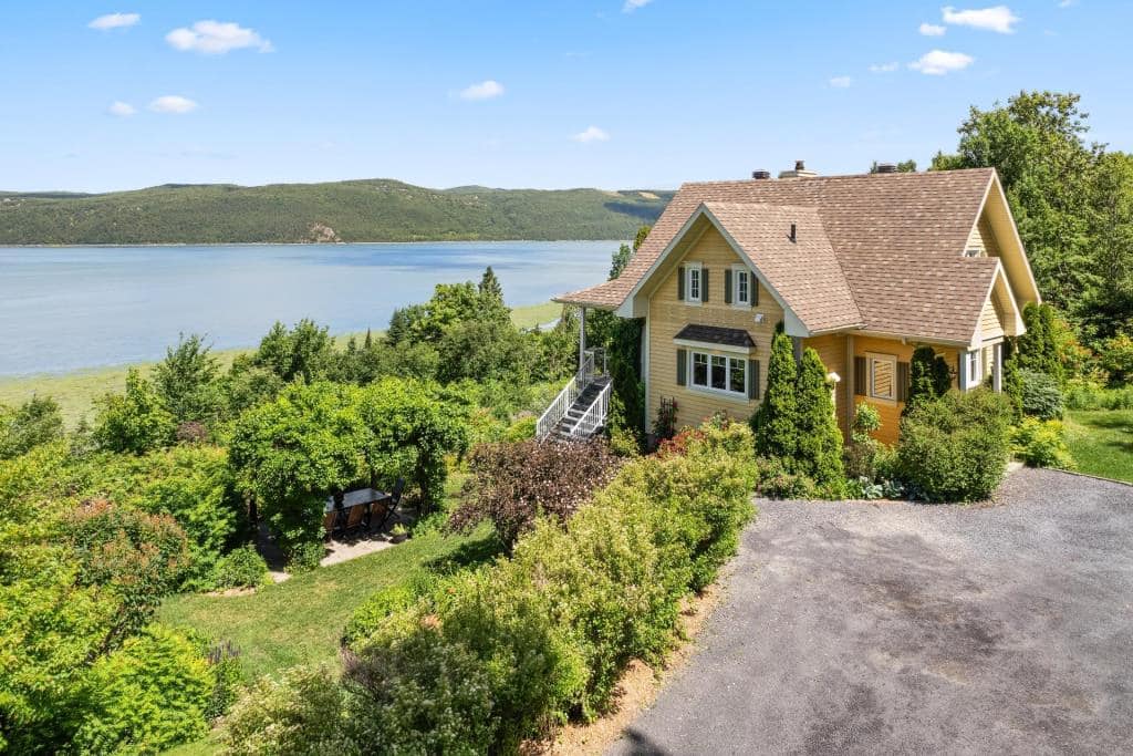 Une maison jaune au bord du fleuve pour 585 000$