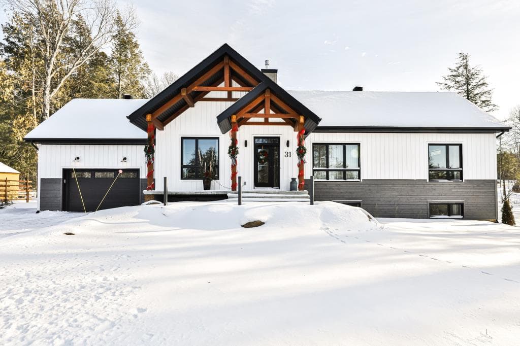 Une magnifique maison neuve construite en 2021 à MorinHeights, à