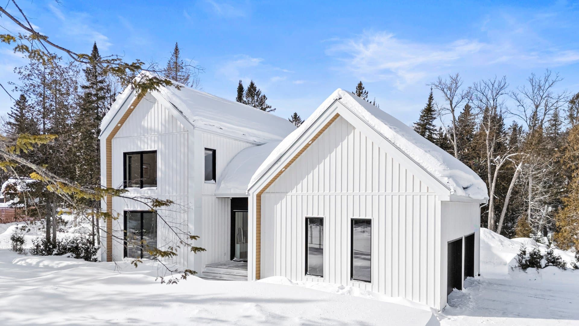 Une maison blanche minimaliste à vendre pour 998K
