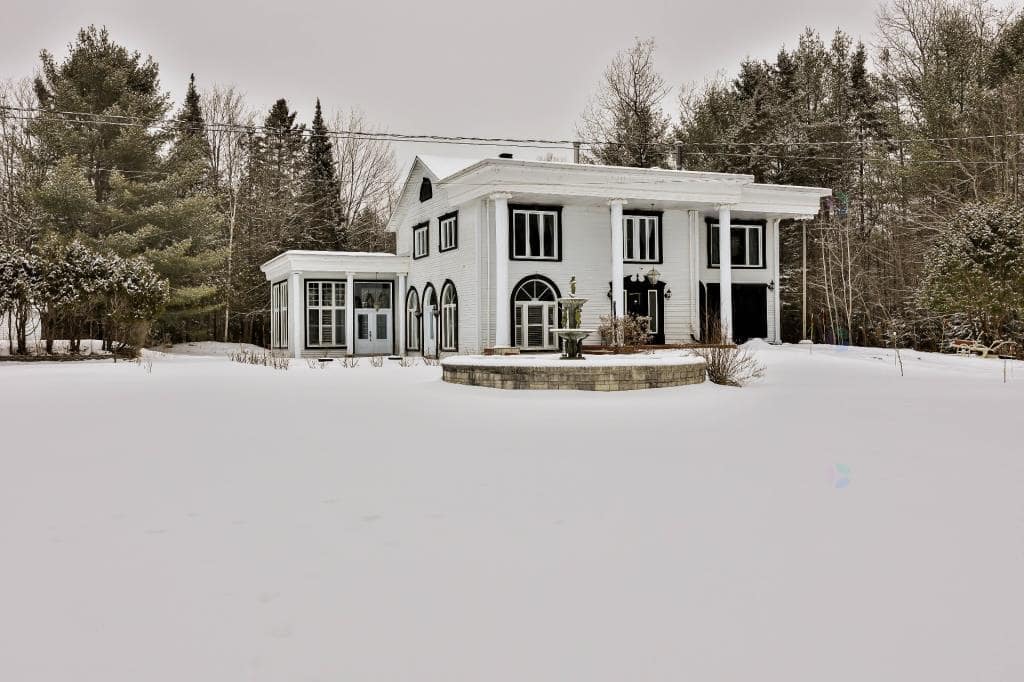 Une impressionnante maison à vendre pour 1.1M$