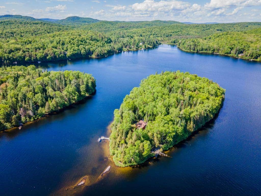 Une île privée avec un chalet 4 saisons à vendre sur le lac Lesage à
