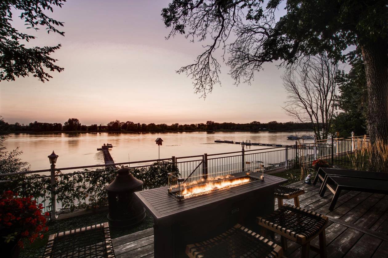 Une maison au bord de l’eau avec vue époustouflante sur le fleuve à