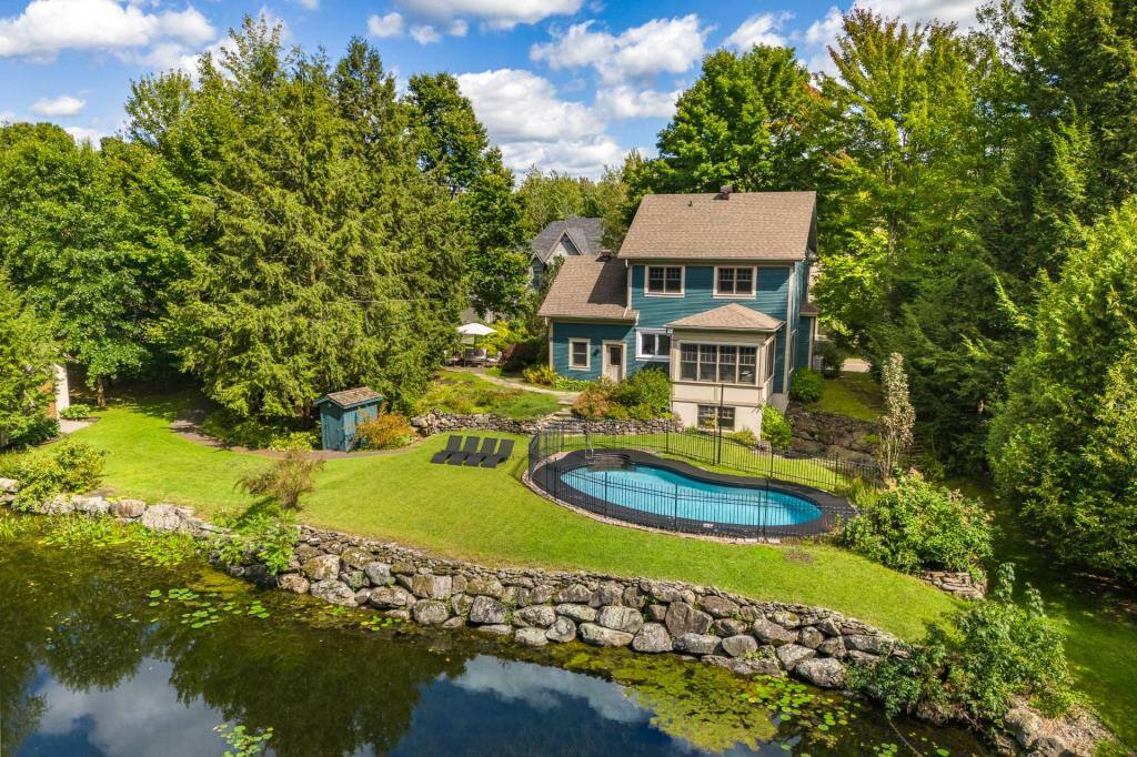 Une coquette maison bleue sur un immense terrain tranquille à vendre