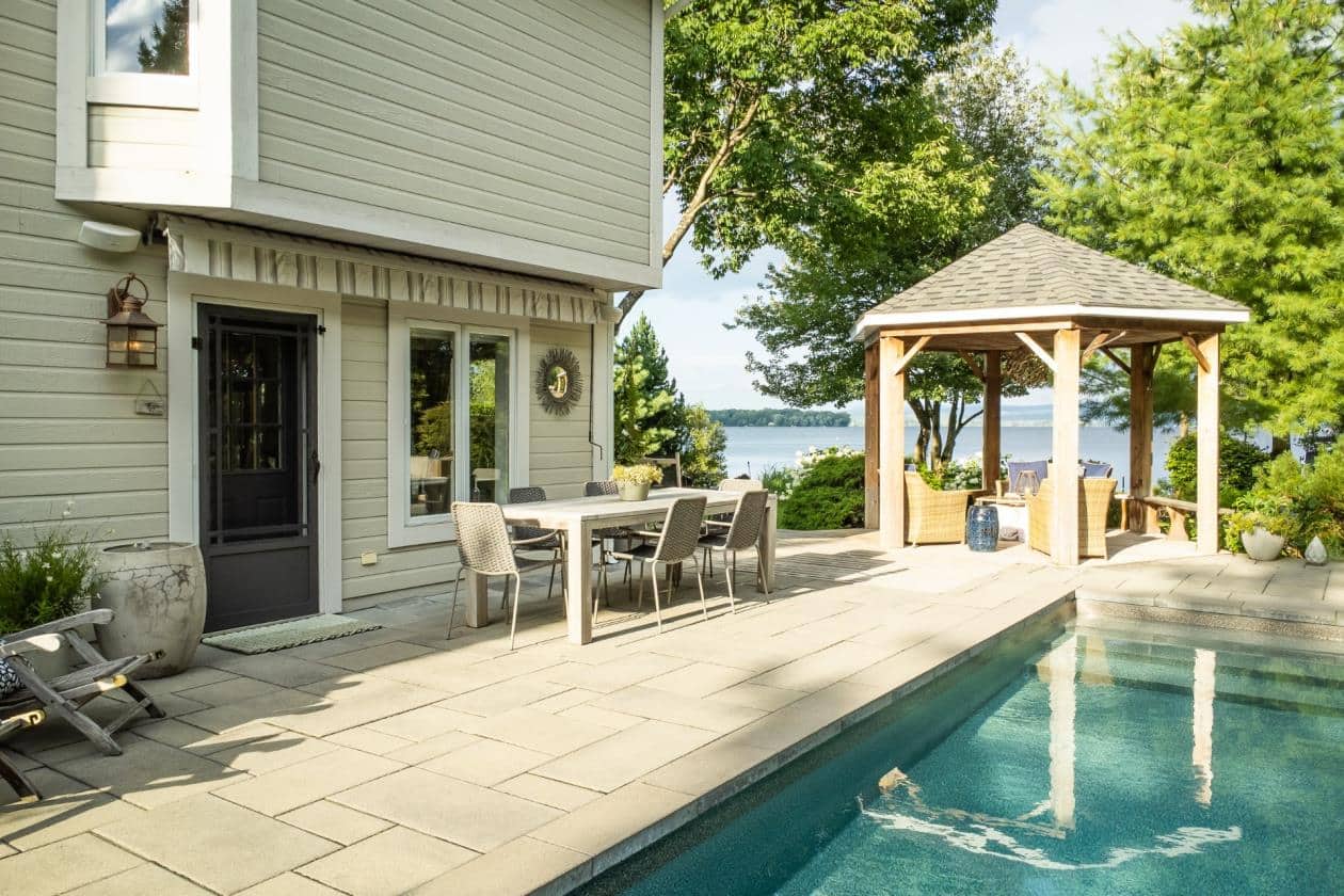 Une maison sur le bord de l'eau à 2 575 000$ 