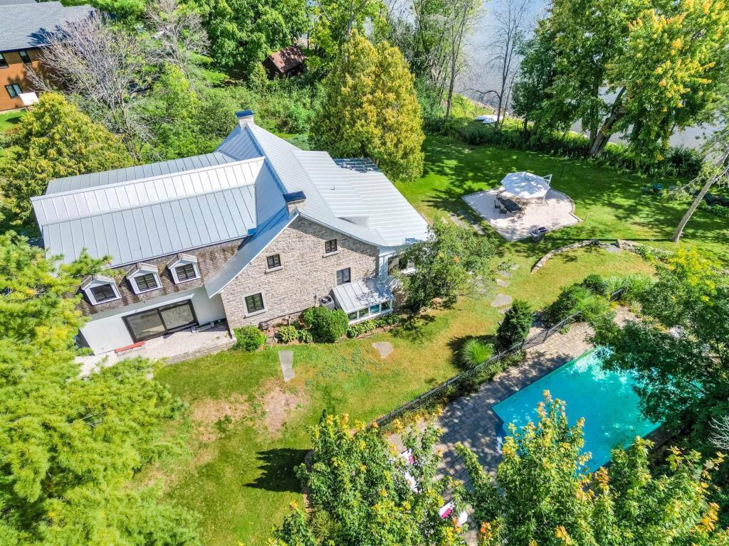 Une maison centenaire rénovée au bord de l’eau avec une piscine creusée