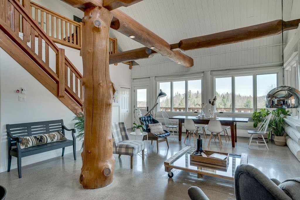 Une maison de campagne en bois rond à 849 000$ 