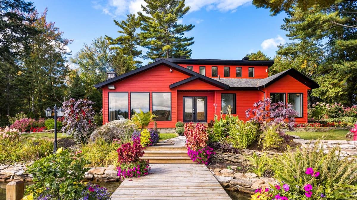 Un sublime chalet situé sur une île privée à SaintHippolyte, à vendre Un sublime chalet situé sur une île privée à SaintHippolyte, à vendre