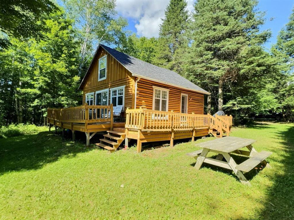 Un chalet en bord de lac à vendre pour 269 000$