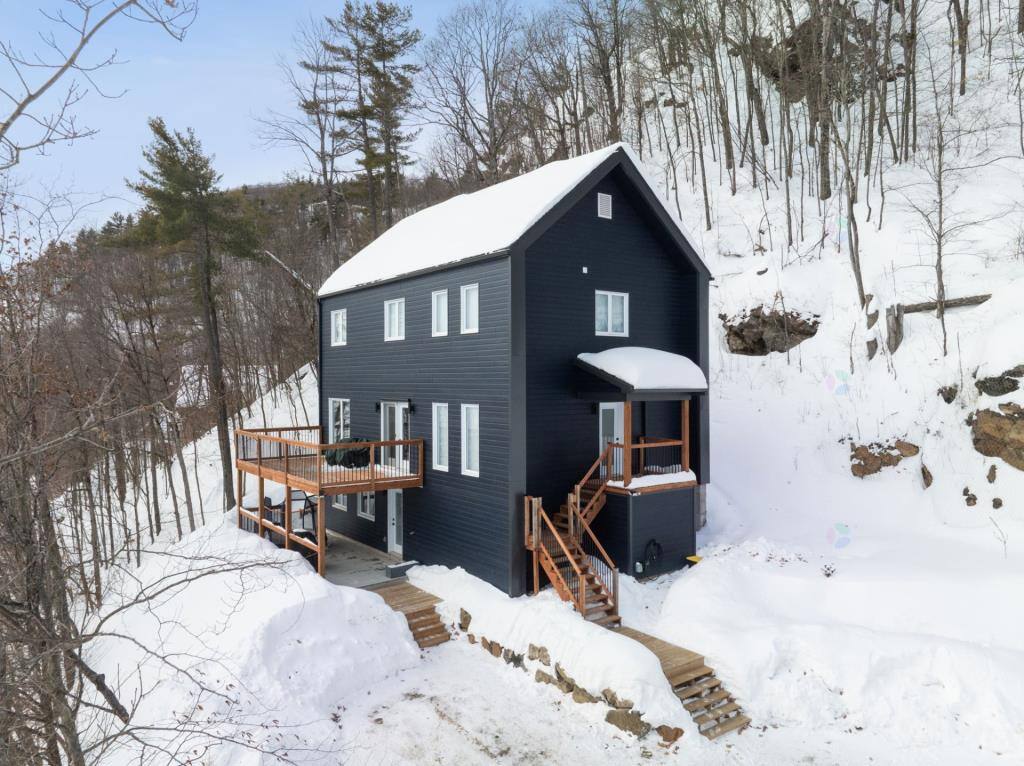 Une maison à flanc de montagne à vendre pour 698K$