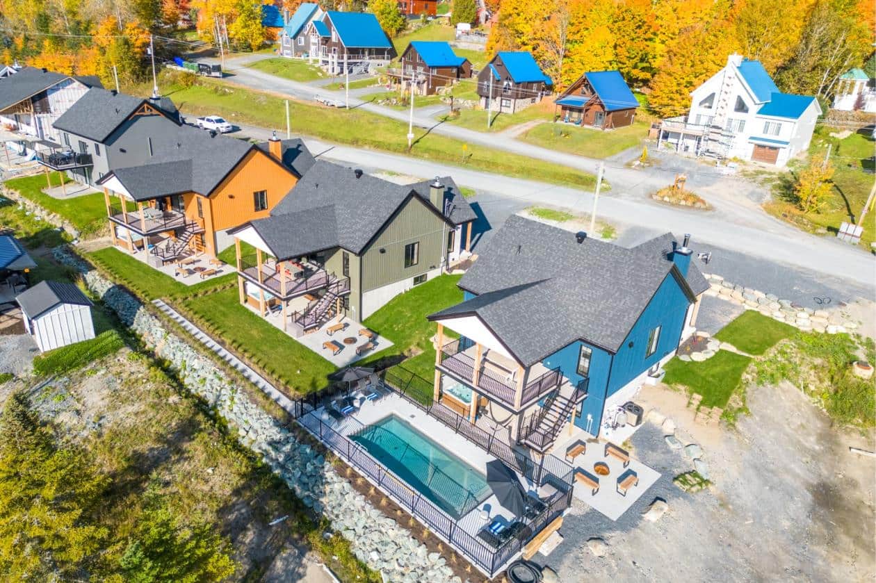 Un chalet scandinave au pied d’une montagne à la déco WOW, à vendre