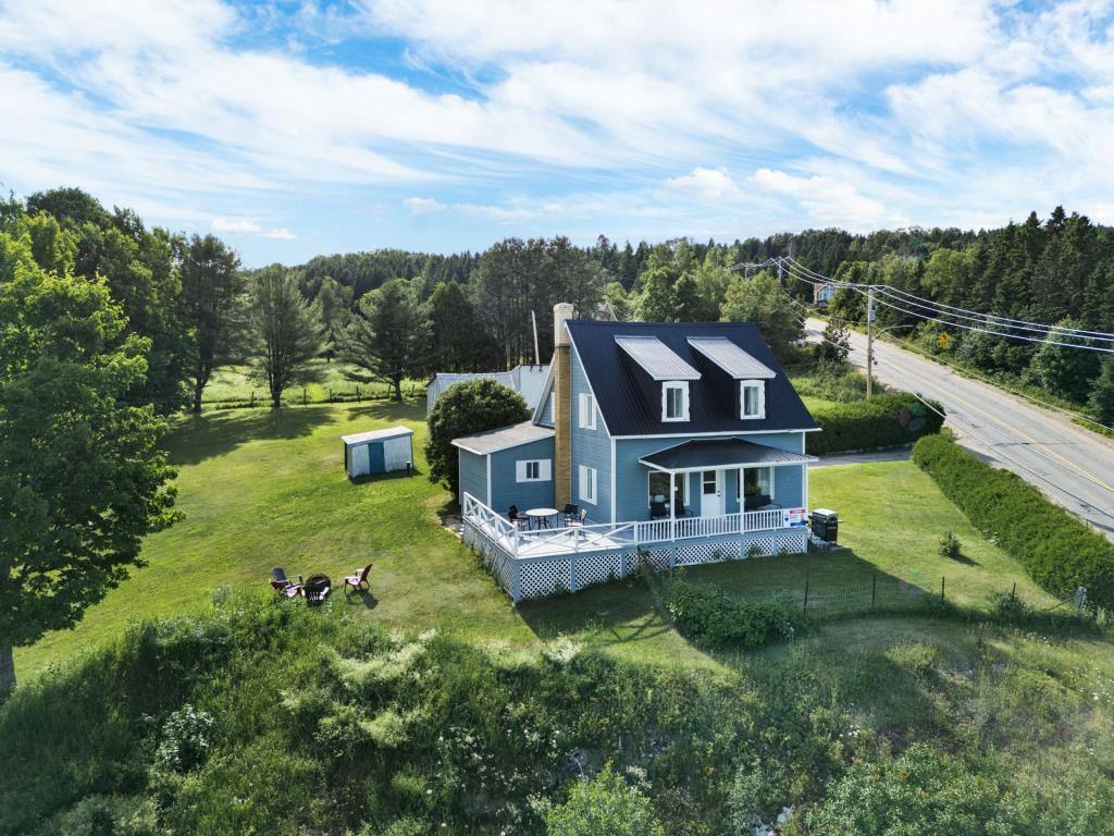 Une jolie maison bleue à vendre pour 437 000$