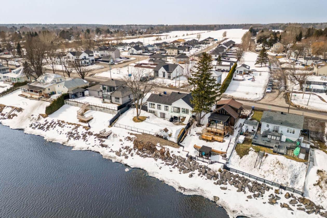 Une élégante maison blanche à vendre pour 1.4M$