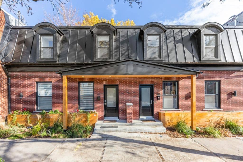 Une maison de ville rénovée à 829 000$ 