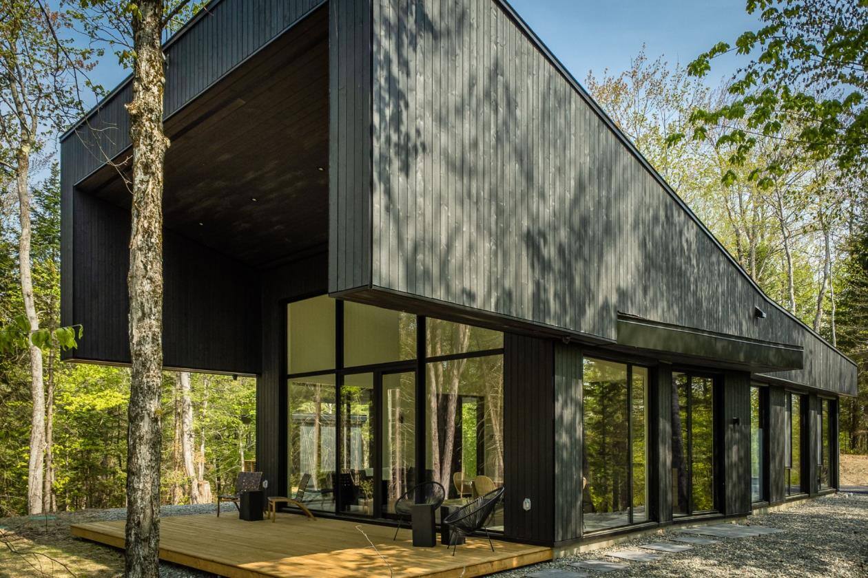 Un sublime chalet à l'architecture unique avec un sauna, à vendre à SaintÉtienneDeBolton pour
