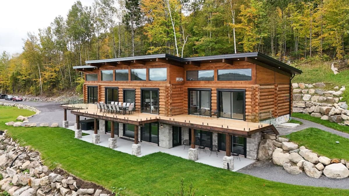 Un superbe chalet de luxe en bois rond à vendre pour 1 799 000$ à Saint ...