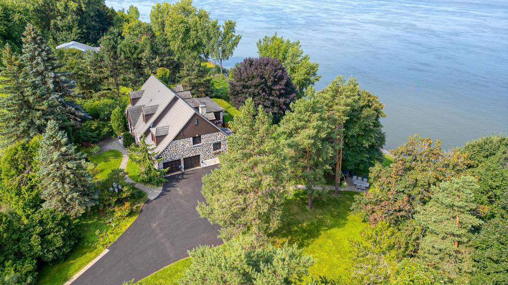 Une maison en pierres du fleuve à vendre pour 1.6M