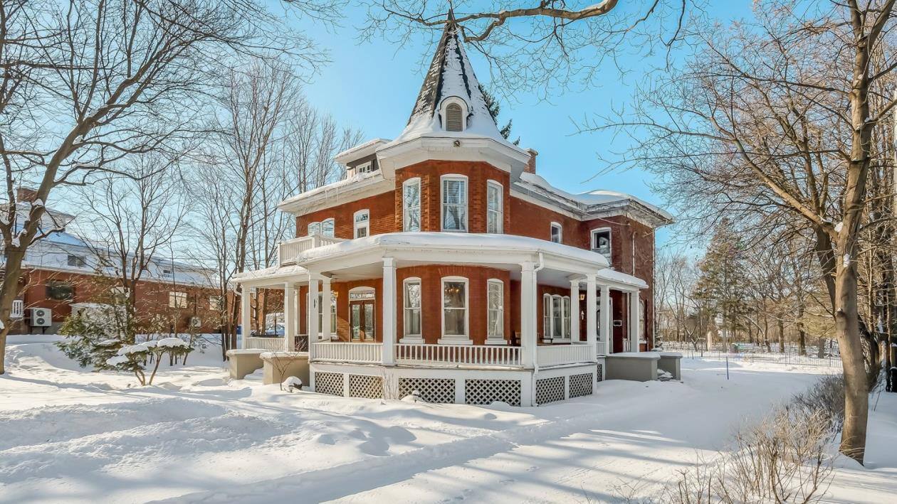 Une maison rappelant un château à vendre pour 1.4M