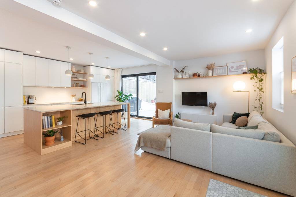 Une maison au design épuré à vendre pour 749 000$