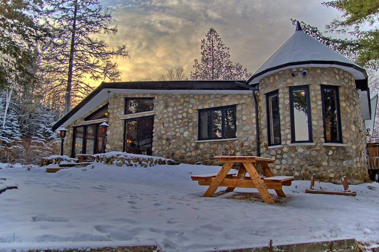 Une maison-chalet au bord de l’eau à Saint-Côme