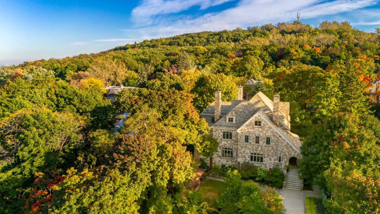 Une immense maison à vendre pour 11 000 000$