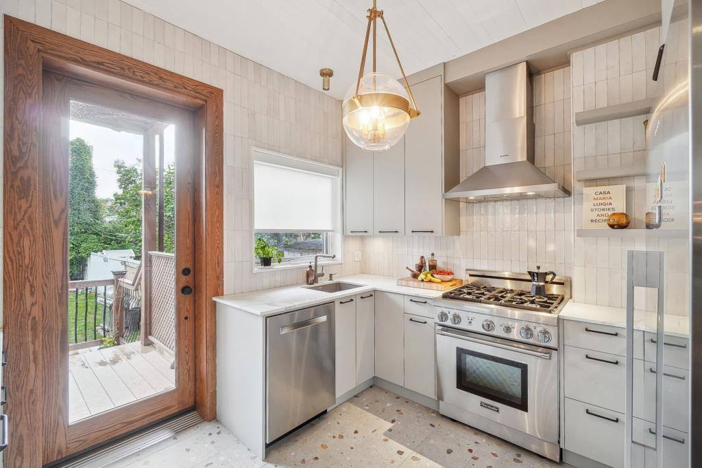 Une maison complètement rénovée à vendre pour 699K