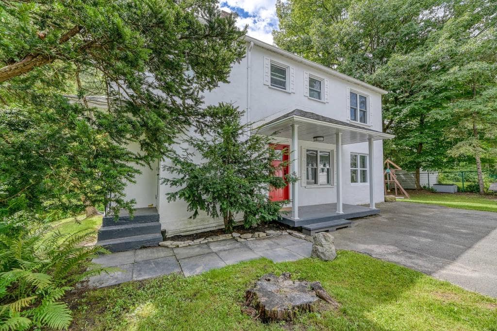 Une maison sur le bord d’une rivière à 439 000$  