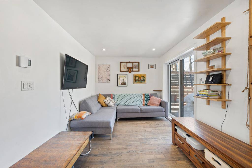 Une maison colorée avec une piscine à 599 000$ 