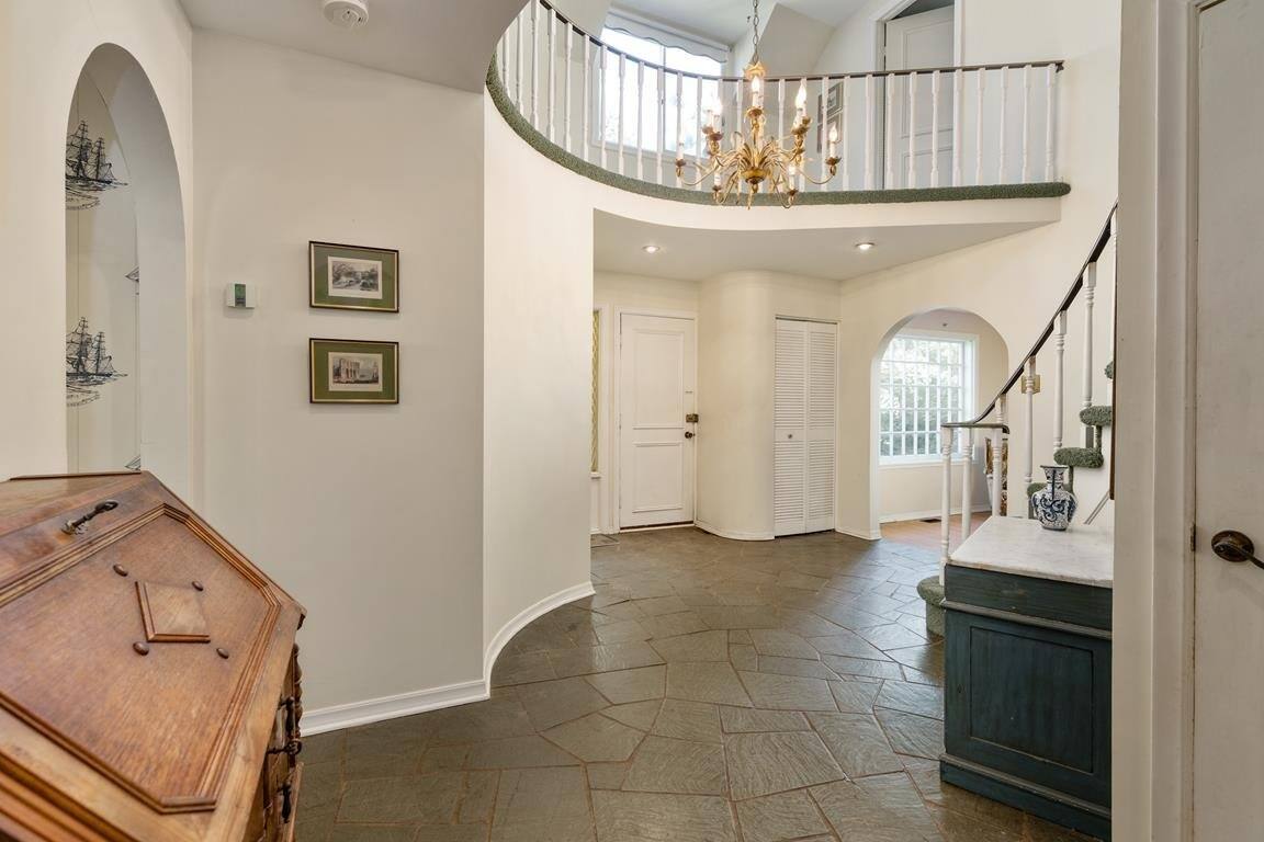 Une maison figée dans le temps au style Tudor, à vendre à Baied'Urfé