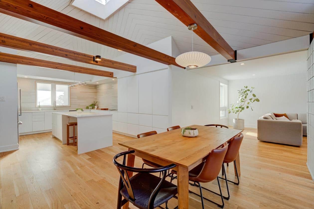 Un superbe plain-pied de style mid-century à 799k