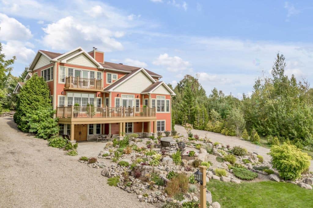 Une grande maison colorée à vendre pour 1 350 000$