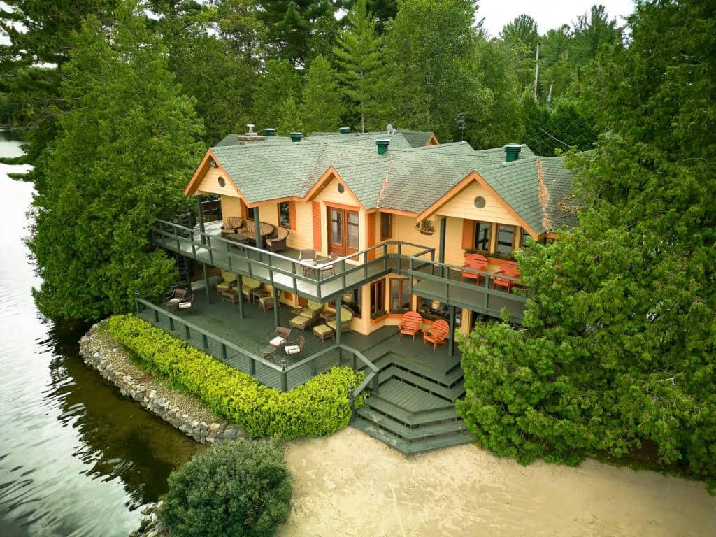 Une énorme maison de vacances à vendre pour 1.65M$