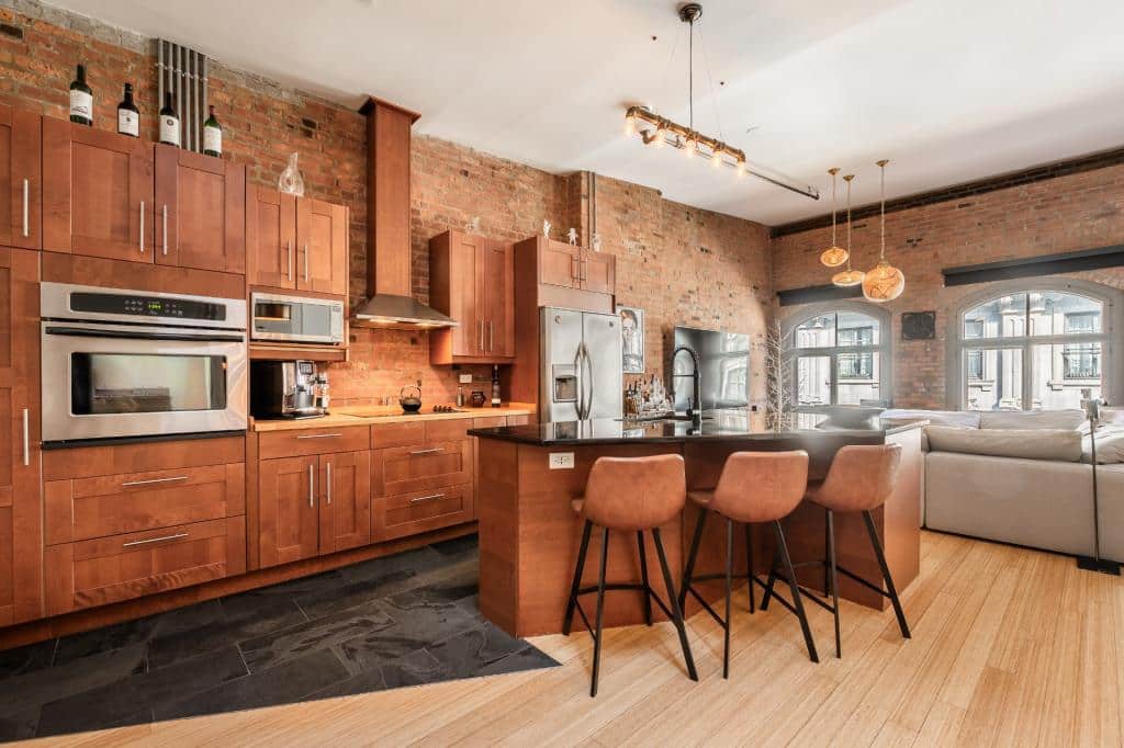 Un loft avec mur de brique à vendre pour 649 000$