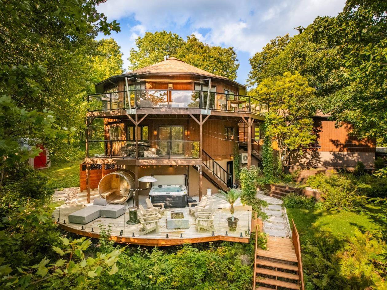 Une maison ronde avec sauna extérieur à vendre