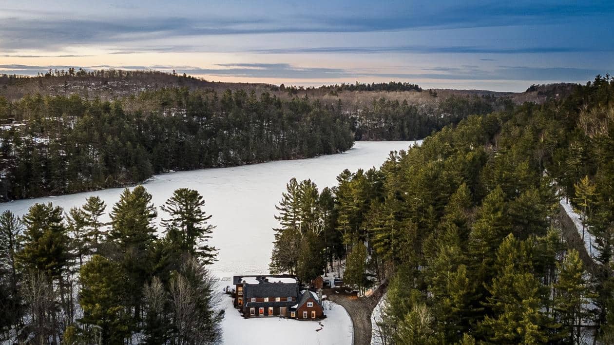 Une fabuleuse maison avec lac privé à 1 799 000$