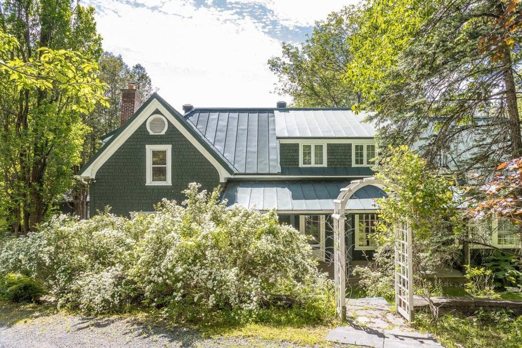 Une maison en bardeaux de cèdre à 975 000$ 