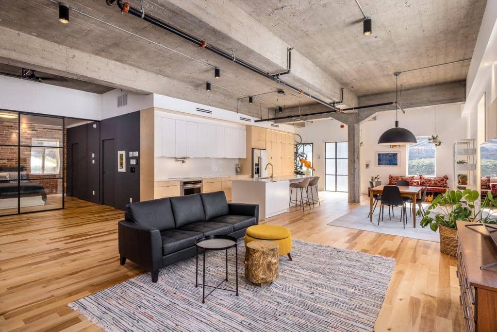 Ce condo style maison de ville à vendre pour 1.1M$