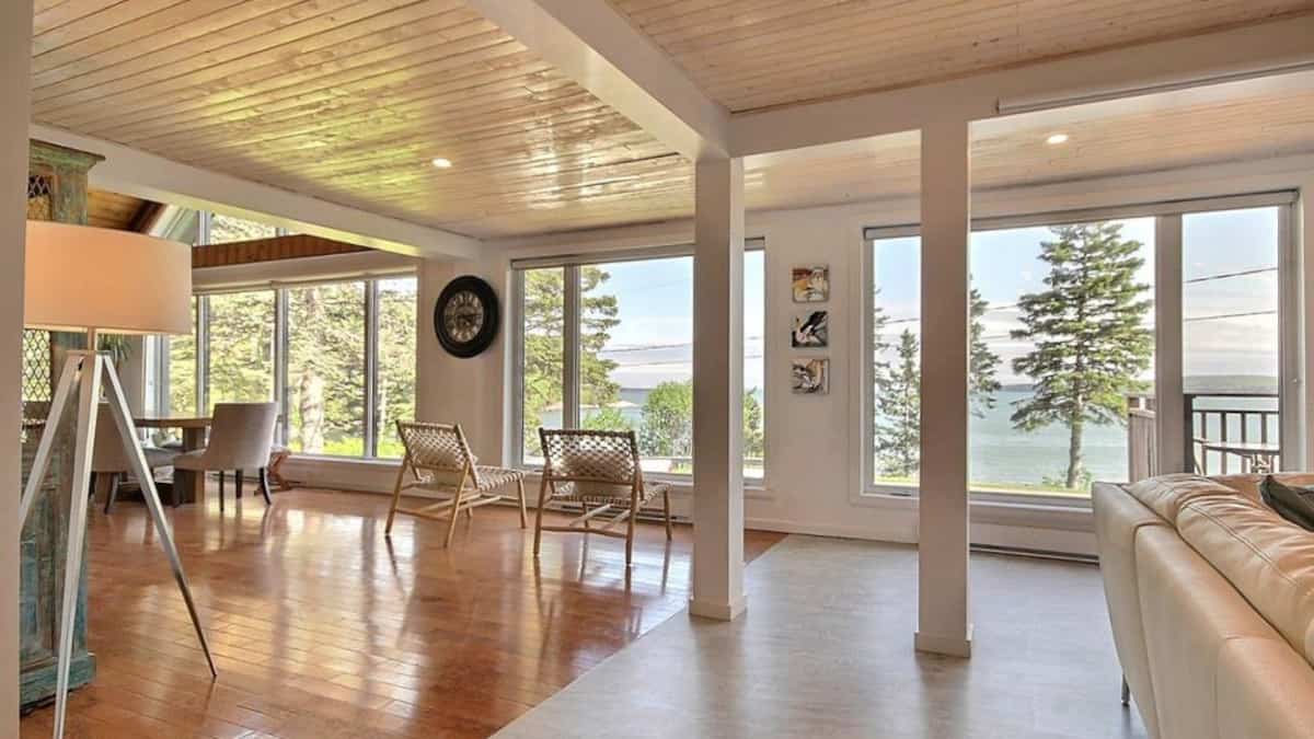 Une maison lumineuse sur le bord de la mer, à vendre à Port-Daniel en ...