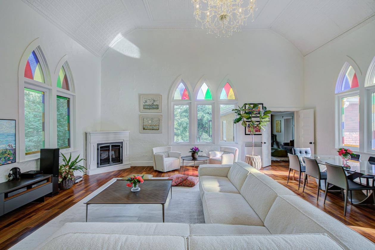 Une église transformée en maison pour 2 625 000$ 